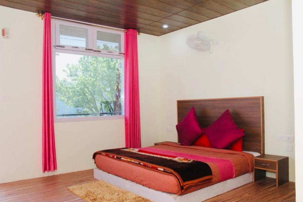 a bedroom at Snowdrop Eco Resort in chail hotel_Image