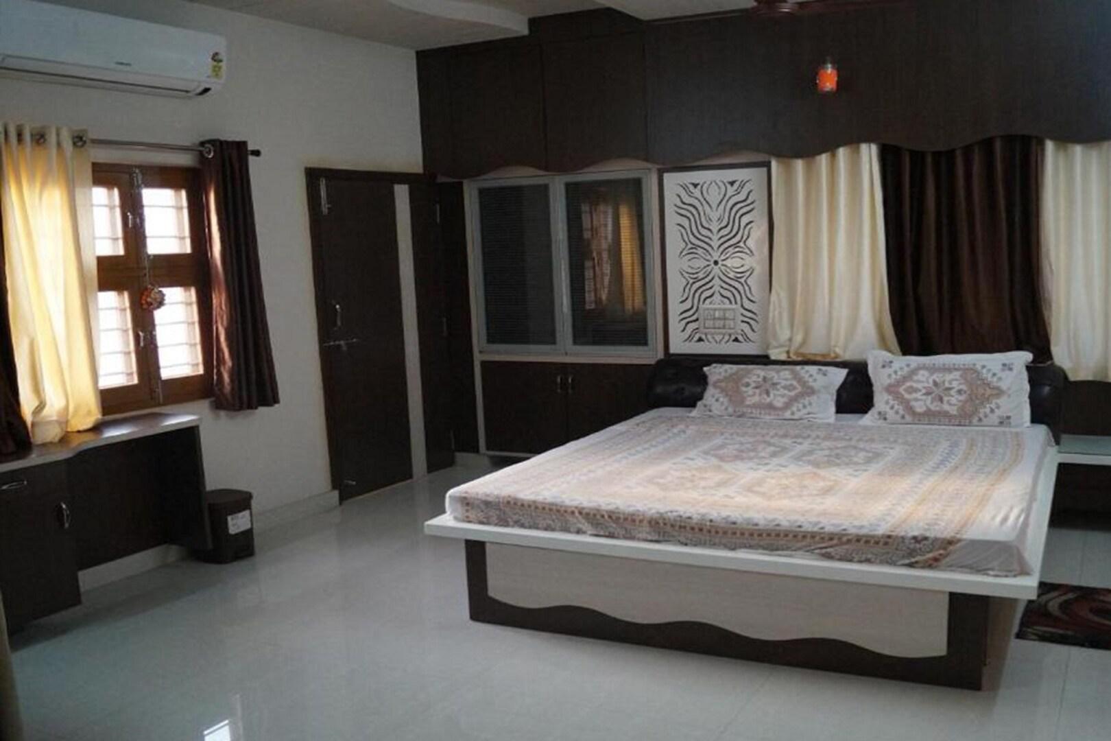 a bedroom with pillow at stayvillas shastrinagar in jodhpur hotel_Image