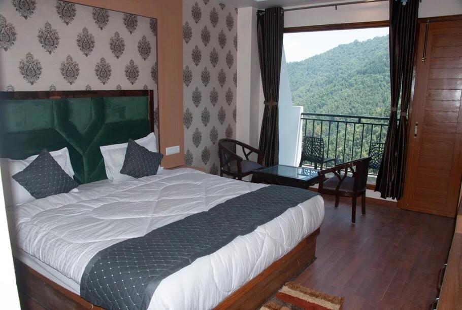 a double bed room with t.v at summer hill in chail hotel_Image