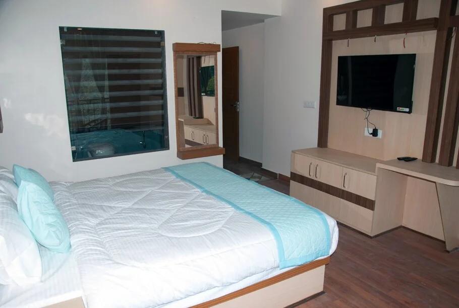a double bed room with t.v at summer hill in chail hotel_Image