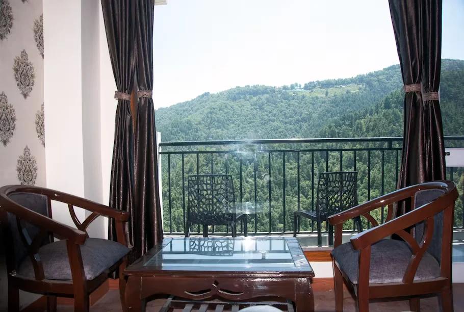 seating area at summer hill in chail hotel_Image