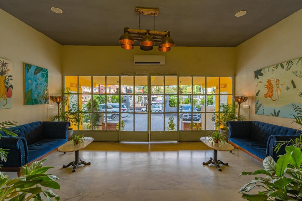 a hotel meeting area with a sofa and plants at the artist house in udaipur hotel_Image