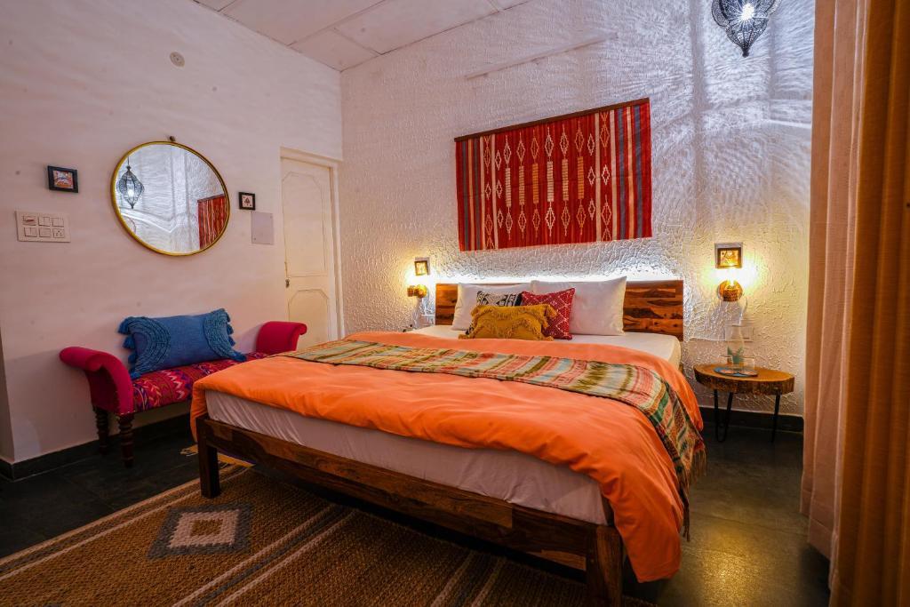 a bedroom with a large bed at the autumn home in Bir hotel_Image