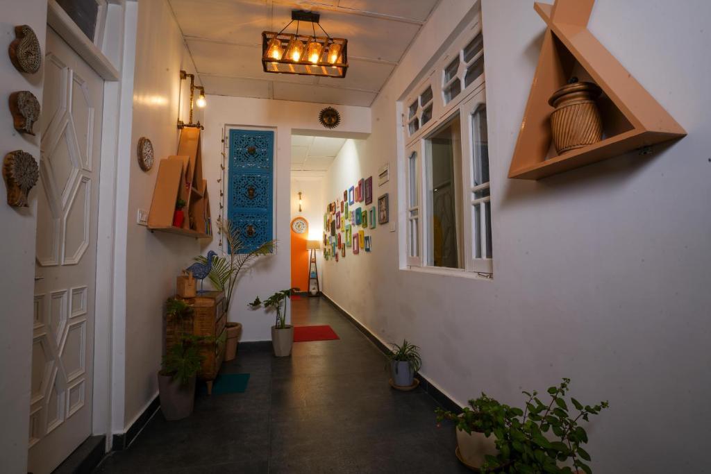 a hallway at the autumn home in Bir Billing hotel_Image