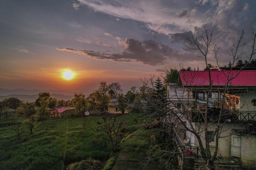 a hotel view with facade at the autumn home in Bir hotel_Image