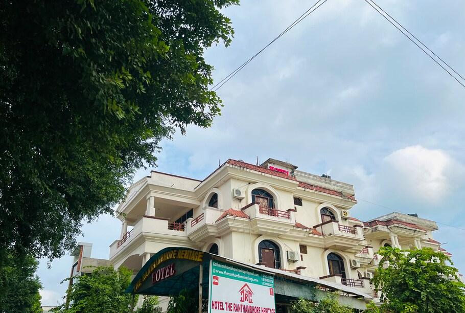 a hotel with front view a hotel with meeting area and sofa at the ranthambhore heritage hotel in ranthambhore hotel_Image