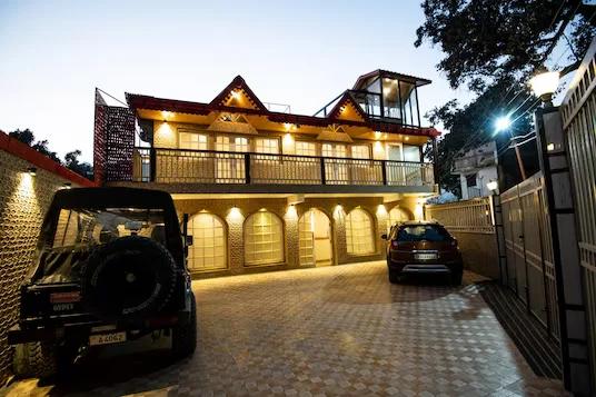 a car parked in front of a hotel with building view at Vamoose Relax Inn in Jodhpur hotel_Image