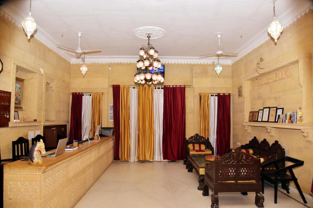 a reception desk with sofa and table at the jaigarh palace in Jaisalmer hotel_Image