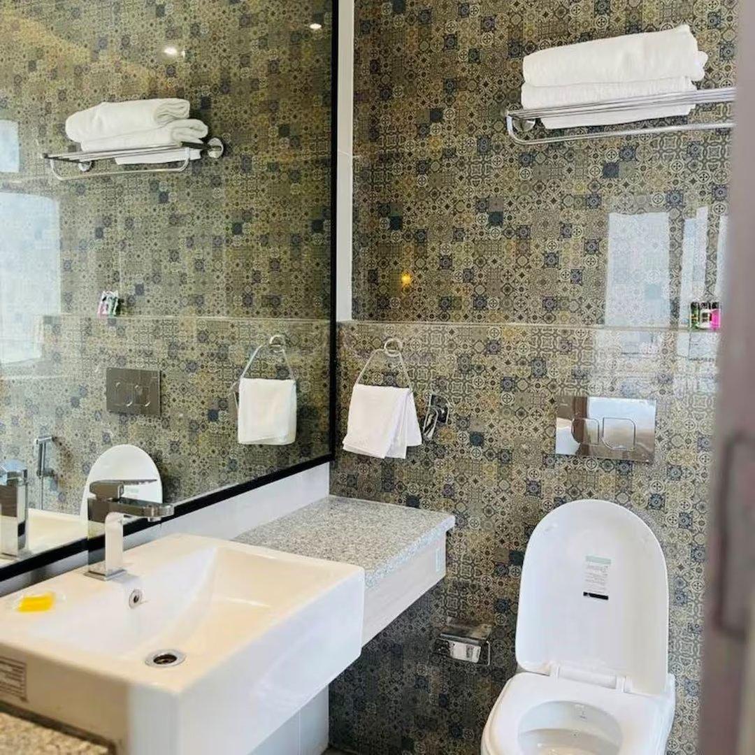 a hotel washroom, towel at wonder hill hotel in Haridwar hotel_Image