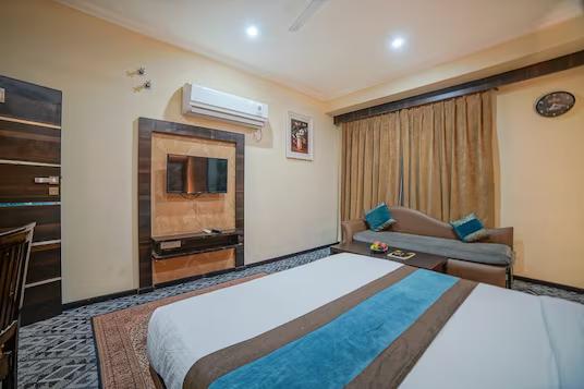 a double room with tv at asian park hotel in srinagar hotel_Image
