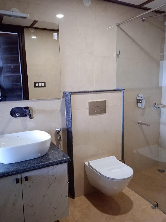 bathroom with commode at hotel greenfield regency in shimla hotel_Image