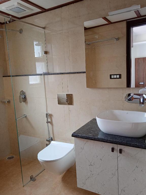 bathroom with commode at hotel greenfield regency in shimla hotel_Image