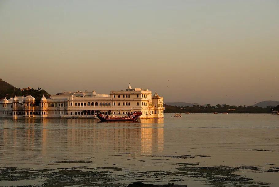 lakeside view of hotel at lakeside in uadaipur hotel_Image