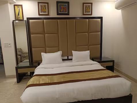 a bedroom with table at stay n move in indirapuram hotel_Image