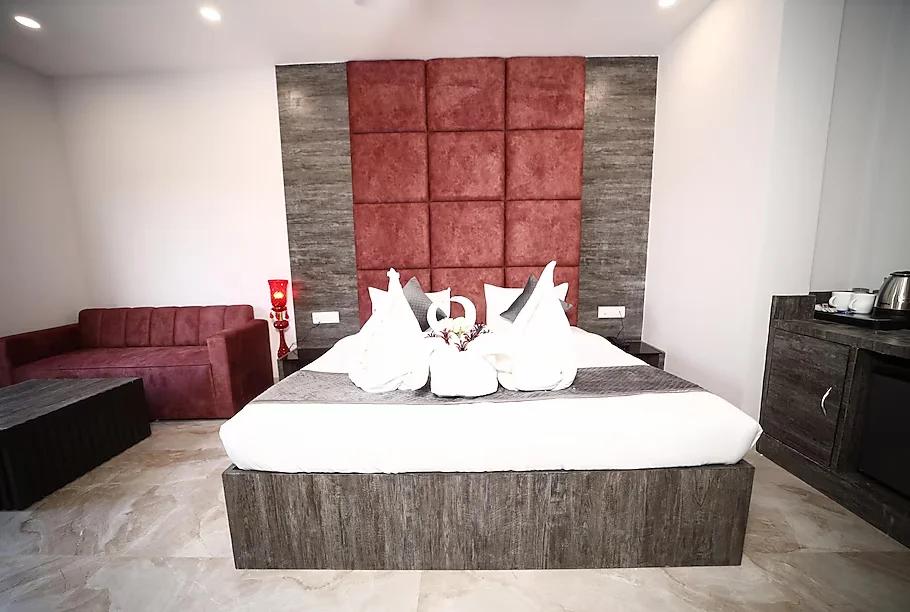 a bedroom with sofa and table at thor hotel in agra hotel_Image